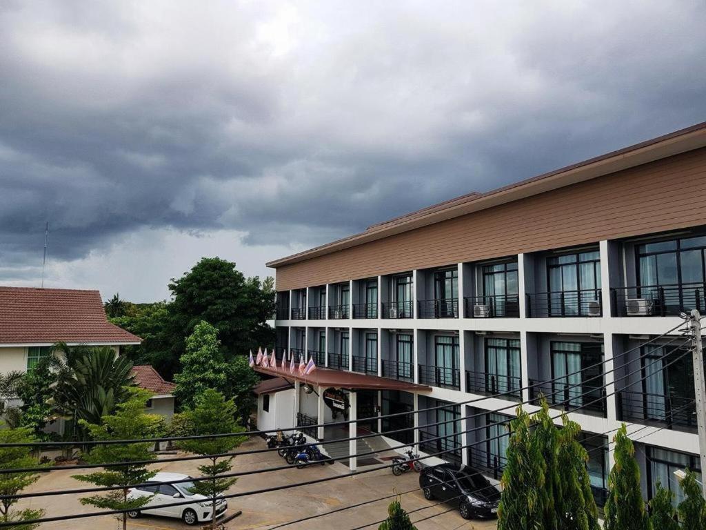 Pornsiri Hotel Sisaket Екстериор снимка