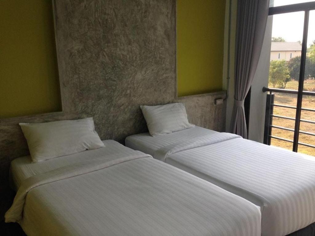 Pornsiri Hotel Sisaket Екстериор снимка