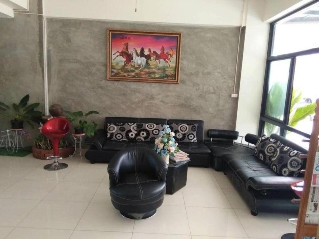 Pornsiri Hotel Sisaket Екстериор снимка